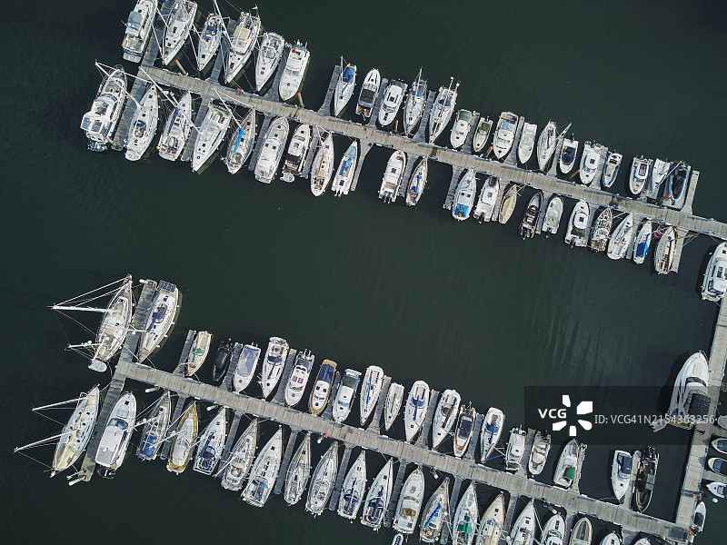 英国德文郡达特河，达特码头停泊的游艇鸟瞰图图片素材