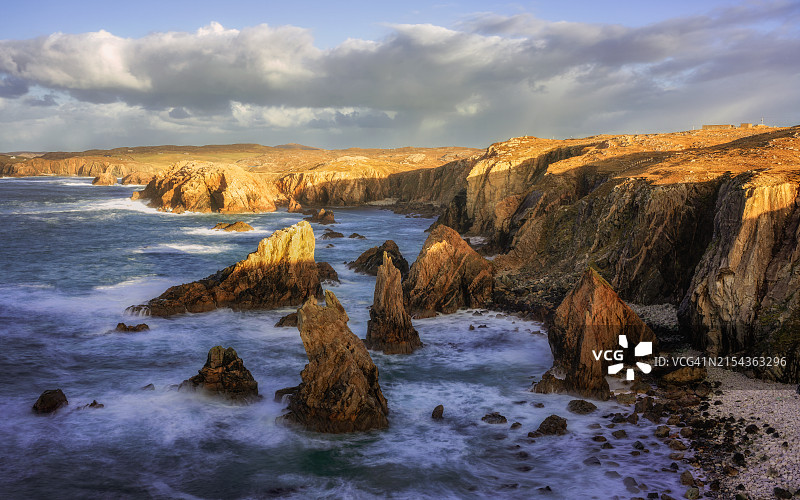 沐浴在金色午后光芒中的曼格斯塔海蚀柱，刘易斯岛，外赫布里底群岛，苏格兰，英国，欧洲图片素材