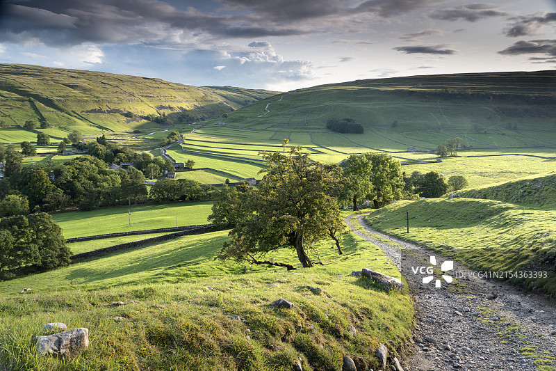 约克郡山谷利特尔代尔的阿恩克利夫村庄图片素材