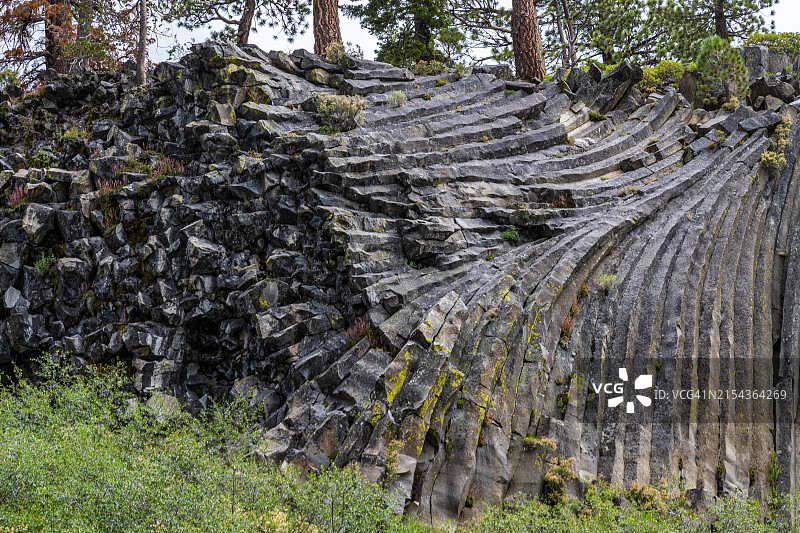 美国加利福尼亚州猛犸山魔鬼柱国家纪念碑的柱状玄武岩岩层图片素材