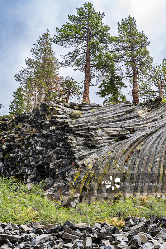 美国加利福尼亚州猛犸山魔鬼柱国家纪念碑的柱状玄武岩岩层图片素材