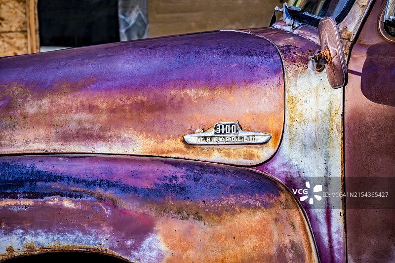 生锈的旧皮卡车图片素材