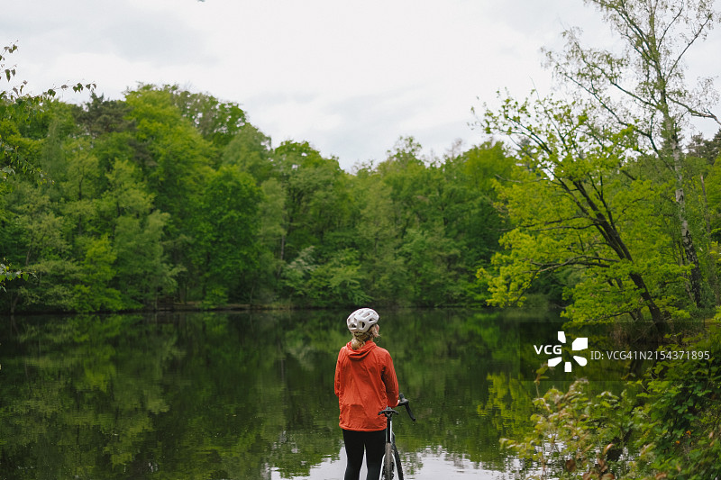 骑自行车的人在森林湖边休息图片素材