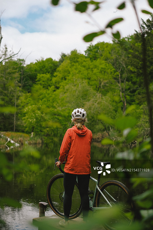 骑自行车的人在森林湖边休息图片素材