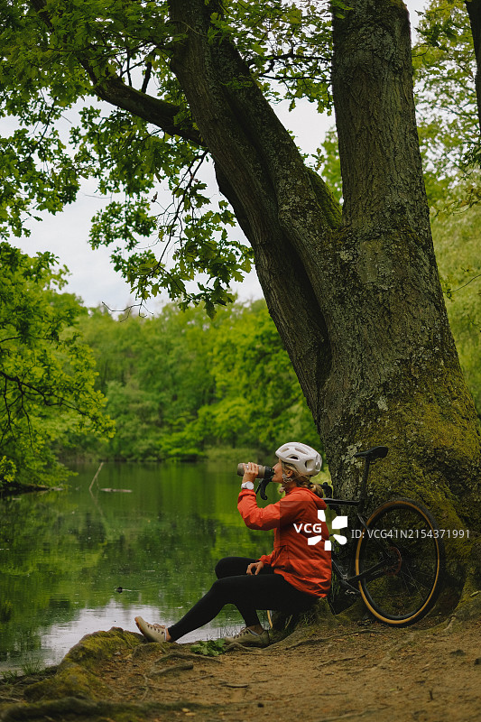 骑行者用水壶喝水图片素材