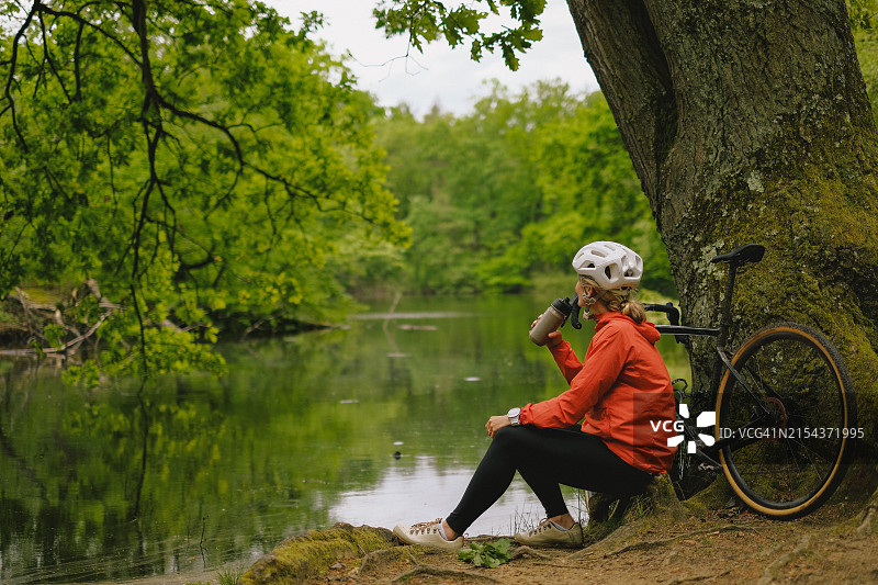 骑行者用水壶喝水图片素材