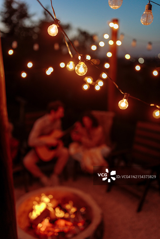 环境光和背景中的情侣特写图片素材