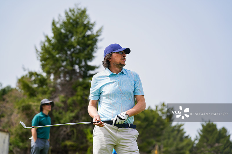 挥杆后的高尔夫球手图片素材