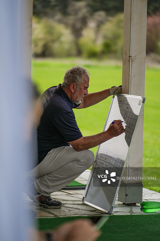 正在记录分数的高尔夫球手图片素材