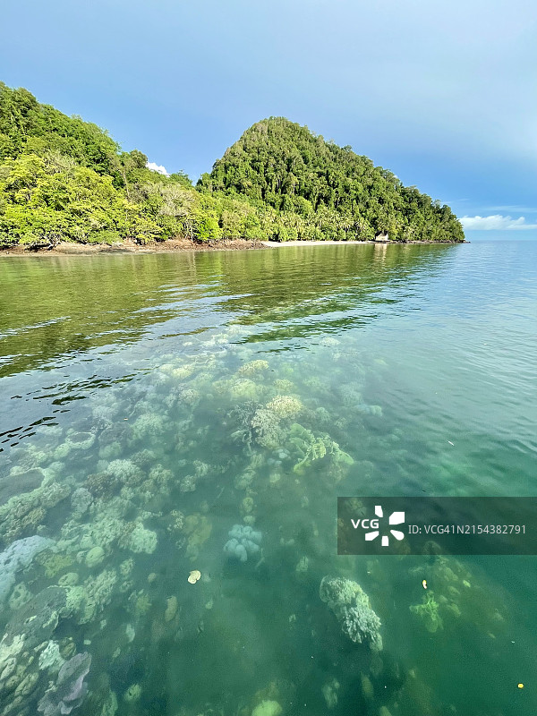 象岛海滩：清澈碧绿海水中的水下珊瑚礁图片素材