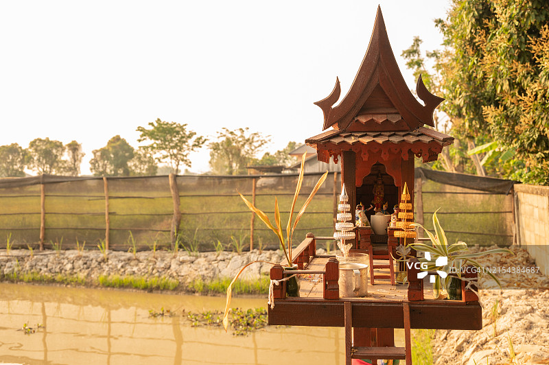 泰国乡村的木制神龛图片素材