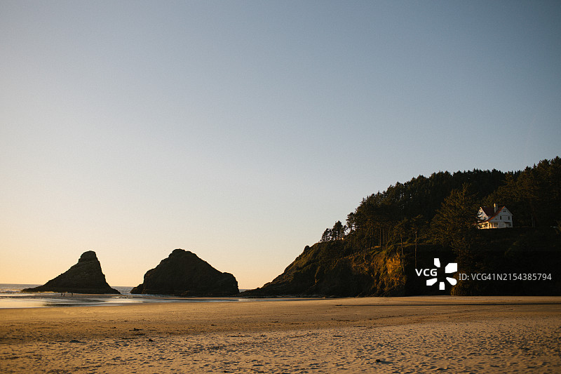 高耸悬崖环绕的岩石海岸线和僻静海滩图片素材