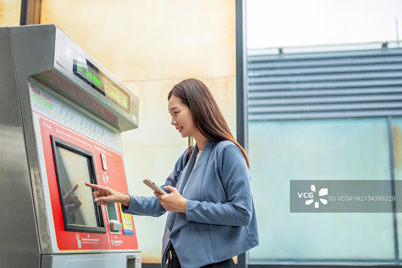在售货亭购买火车票的女人图片素材