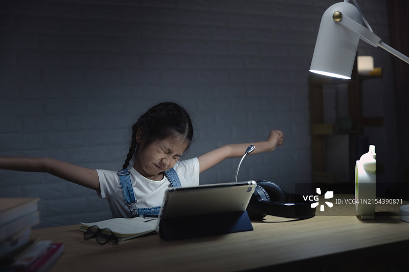 夜晚学习伸展运动的少女图片素材