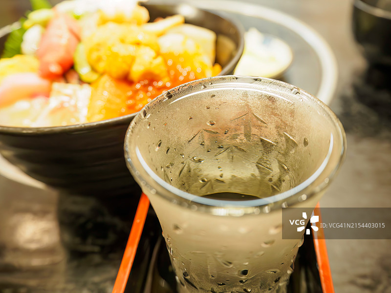 美味海鲜盖饭和冰镇清酒：金枪鱼、海胆、鲑鱼籽、鲷鱼、生蚝等图片素材