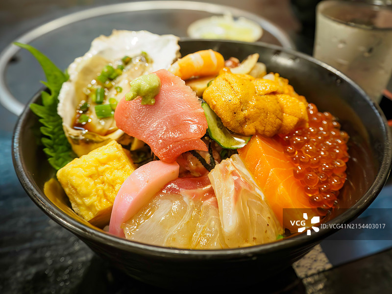 美味海鲜盖饭和冰镇清酒：金枪鱼、海胆、鲑鱼籽、鲷鱼、生蚝等图片素材