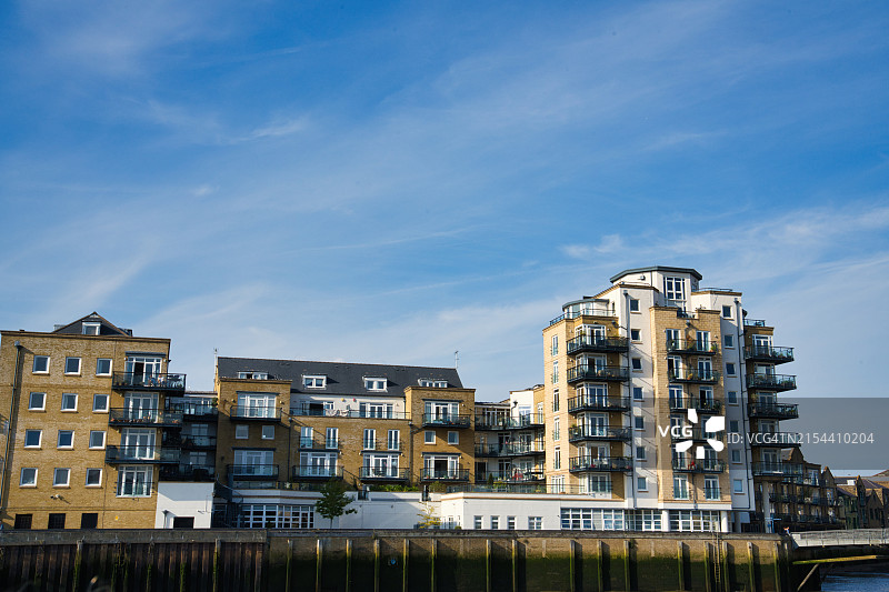 伦敦东区河畔公寓图片素材