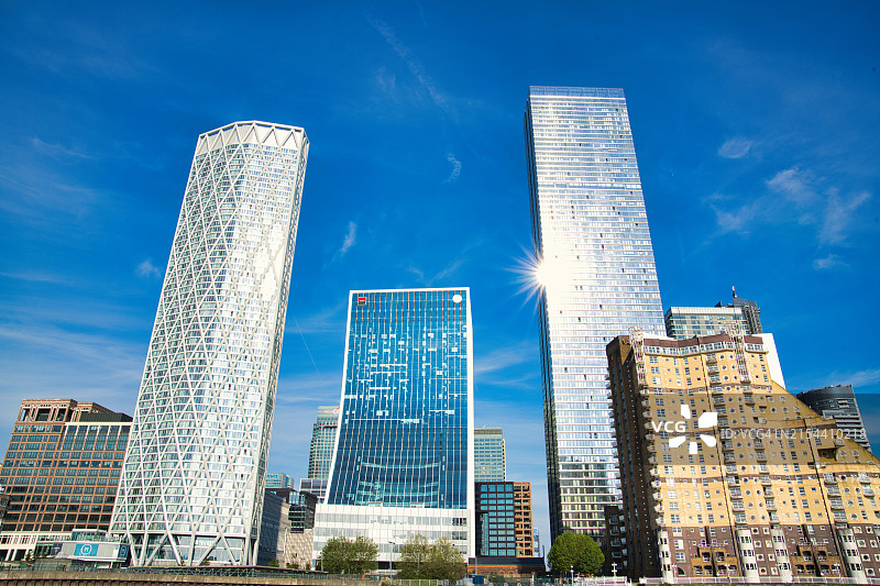 从泰晤士河看到的金丝雀码头天际线图片素材