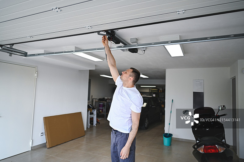 中年男子在汽车修理厂工作图片素材