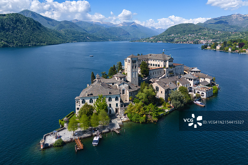 意大利皮埃蒙特韦尔巴尼奥-库西奥-奥索拉的奥尔塔湖和圣朱利奥岛图片素材