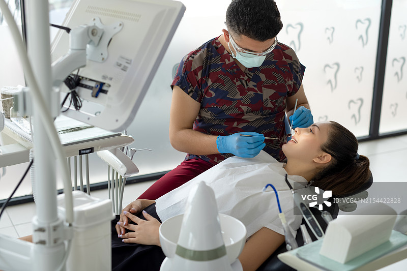 牙医为预约就诊的患者进行检查图片素材