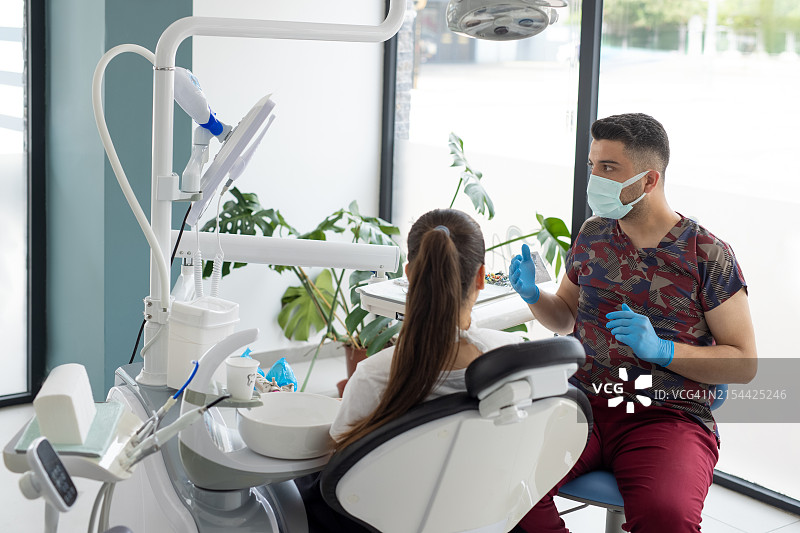 牙医与女患者讨论病情图片素材