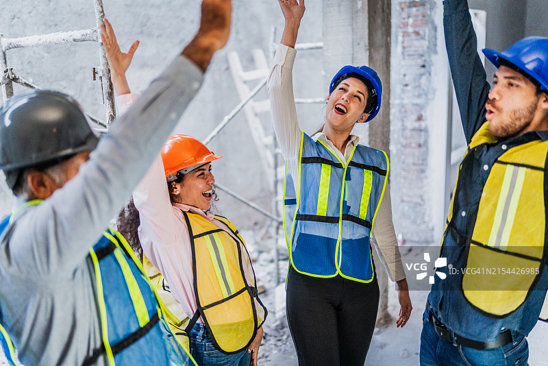 同事们在建筑工地上庆祝图片素材
