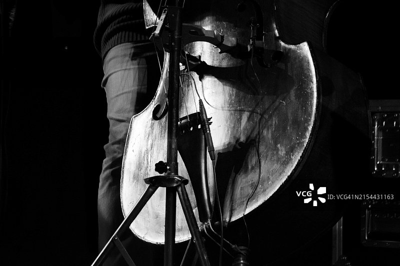 从下方拍摄的低音提琴图片素材