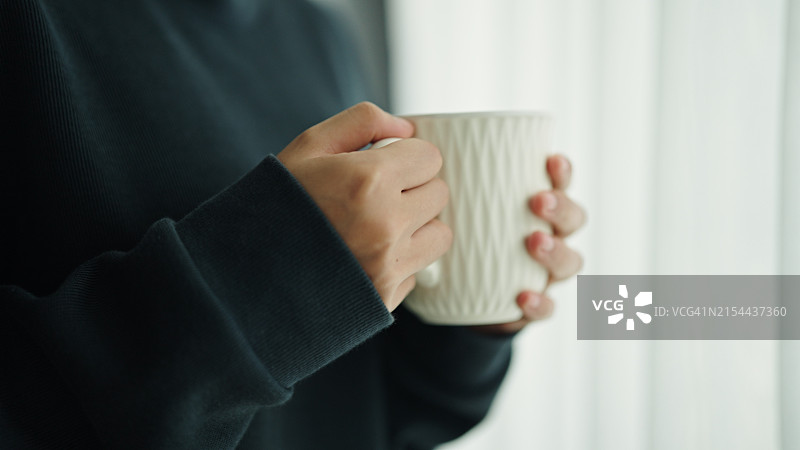 正在喝热饮的青少年患者图片素材