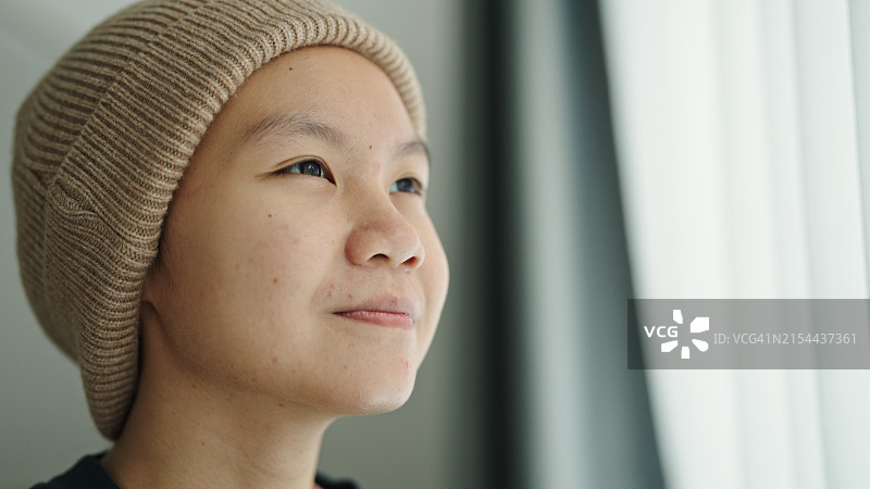 正在喝热饮的青少年患者图片素材