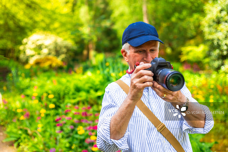 快乐的老年男人在户外摄影图片素材