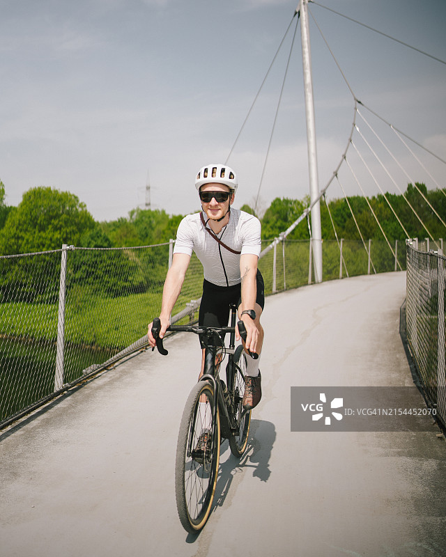 骑自行车的人骑过吊桥图片素材
