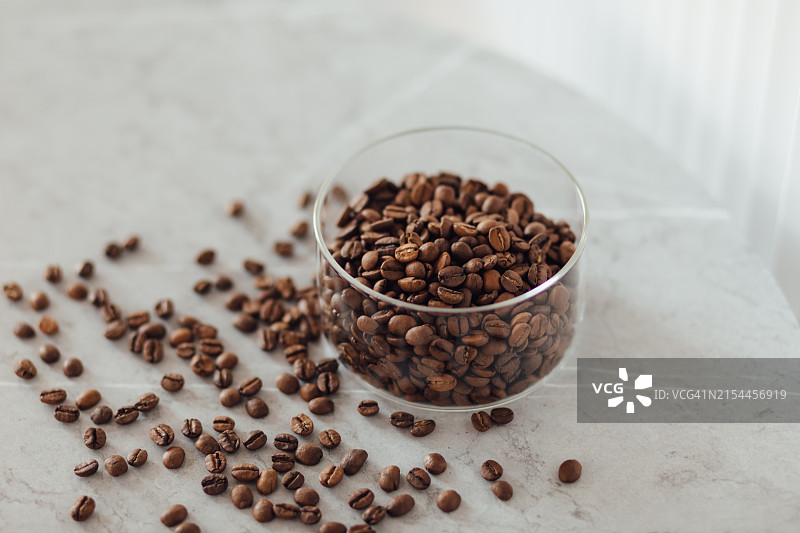 桌子上透明罐子里的咖啡豆特写图片素材