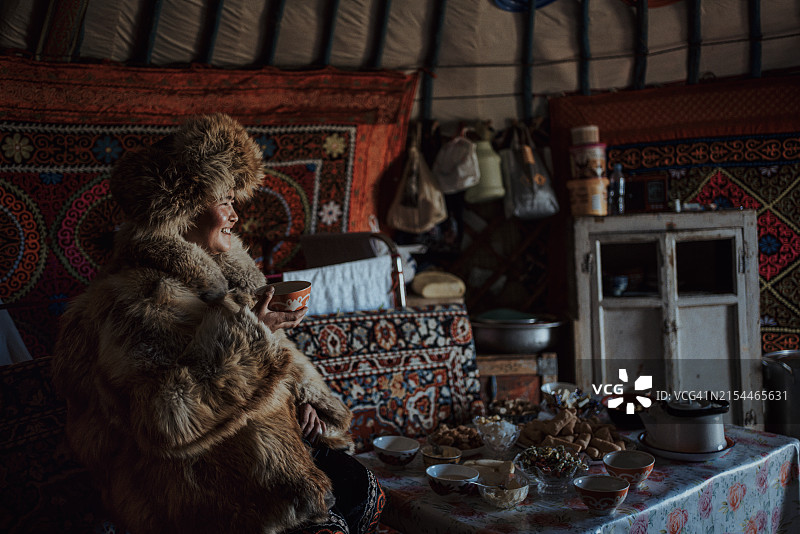 蒙古国巴彦乌列盖省毡房内的年轻哈萨克族女猎鹰人肖像图片素材