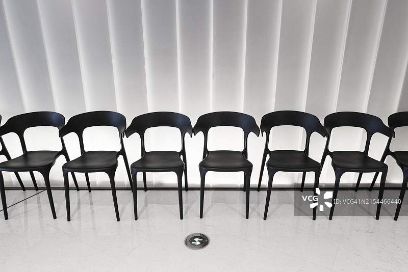 靠墙的一排椅子和凳子图片素材