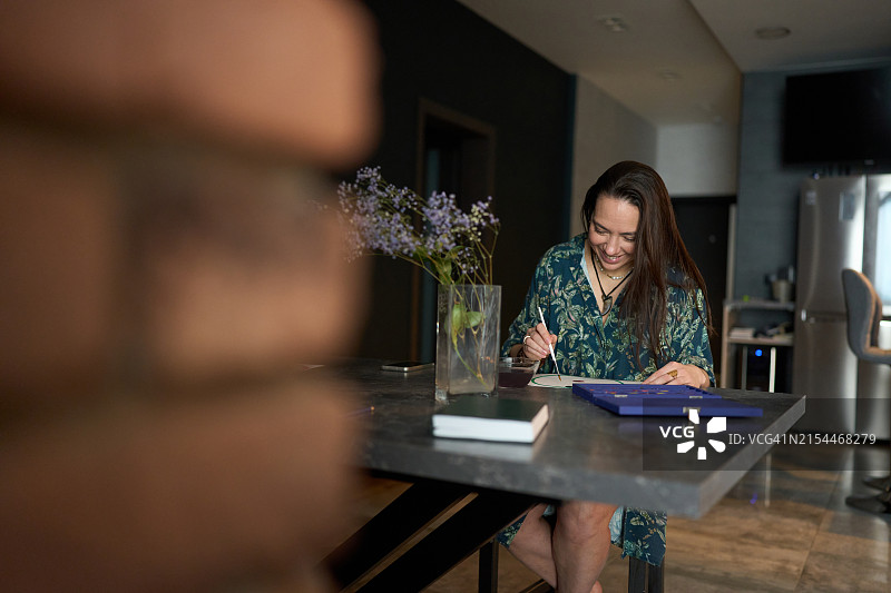 在家中的休闲水彩绘画课图片素材