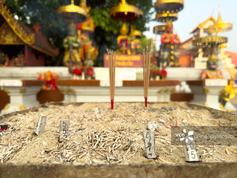 神龛供奉的香图片素材