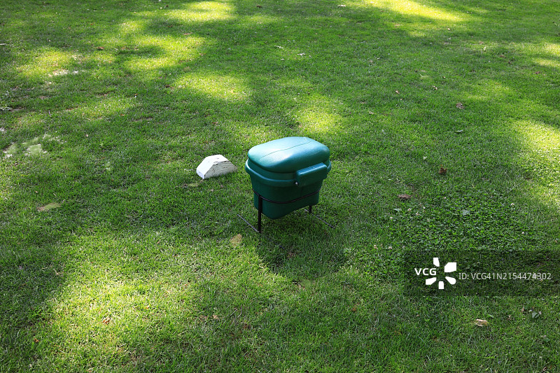 高尔夫球场草皮修复用草籽桶图片素材