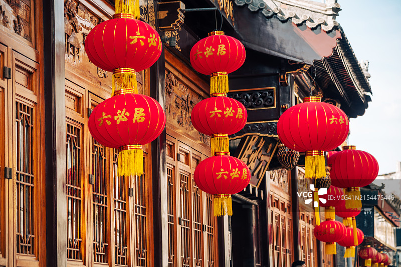 北京街头的传统红色中国灯笼图片素材