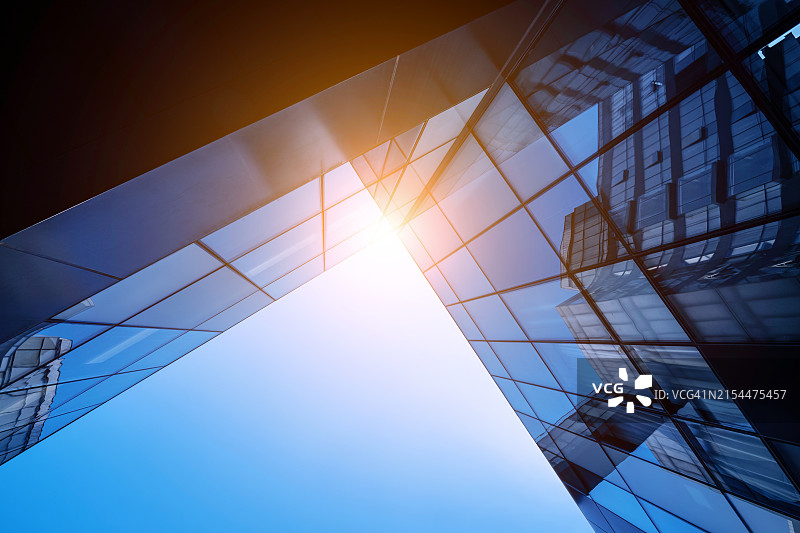 具有反射玻璃建筑和阳光的现代城市景观图片素材
