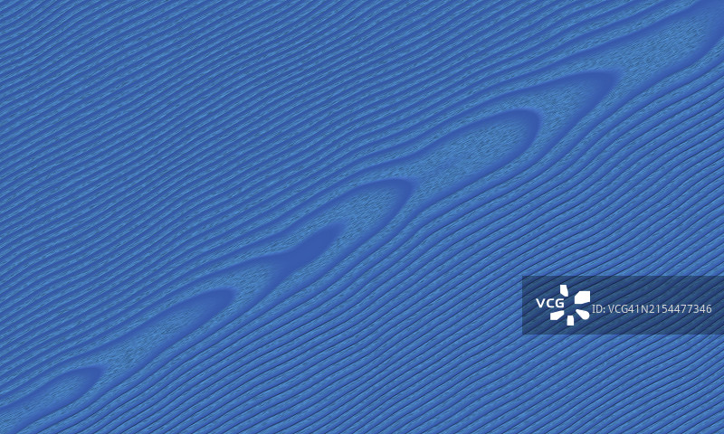 全框架，图纸和纹理的松木表面在蓝调。图片素材