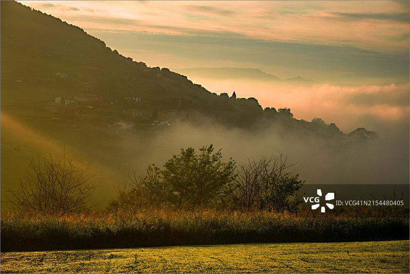 日落时田野对着天空的风景图片素材