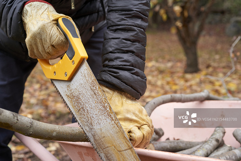 手动木材切割特写图片素材