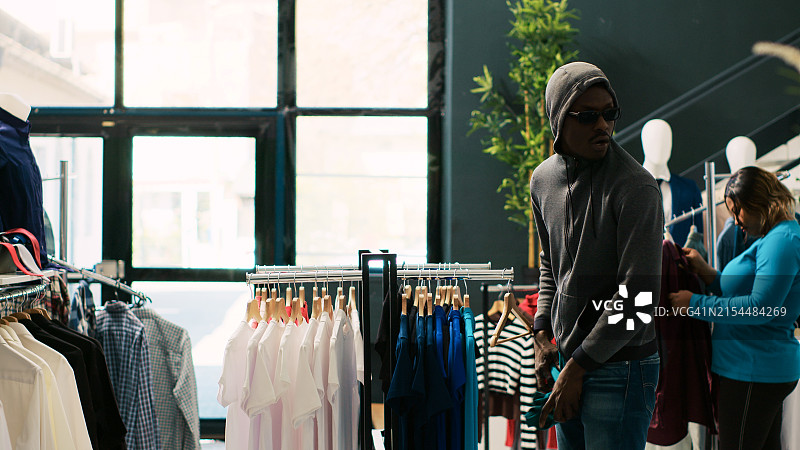 在服装店购物的女人图片素材