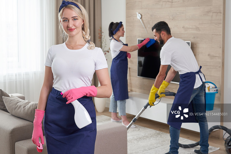 在家靠着男人的面带微笑的年轻女人肖像图片素材