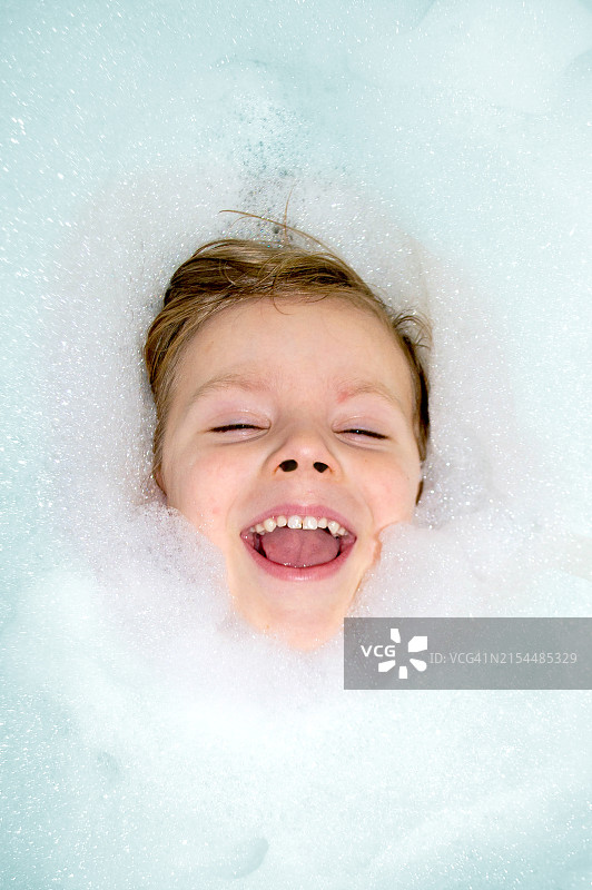 在泡泡浴中的男孩图片素材