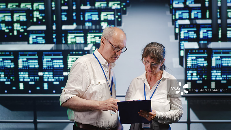 年长的夫妇在机场图片素材