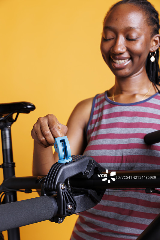 骑自行车的女人图片素材