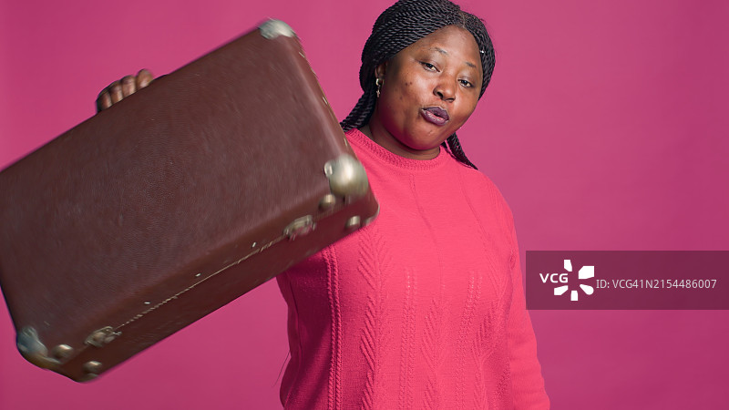 拿着行李箱的女人图片素材