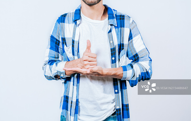 男人腰部站在白色背景前，马那瓜，尼加拉瓜图片素材